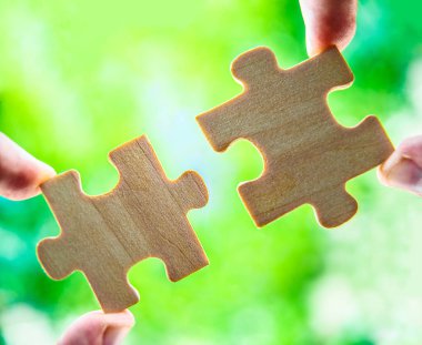 elleriyle yeşil arka plan üzerinde adet bulmaca