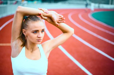 Önce egzersiz germe kadın runner