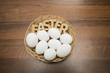 Paskalya sofra. yumurta ve ahşap masa arka plan Paskalya kelime. 
