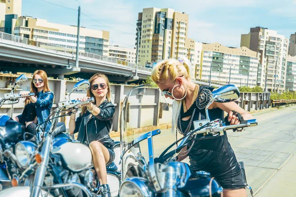 Drie Jonge Meisjes Choppers Tegen Metaal Brug Achtergrond Blond Vrouwelijke — Stockfoto