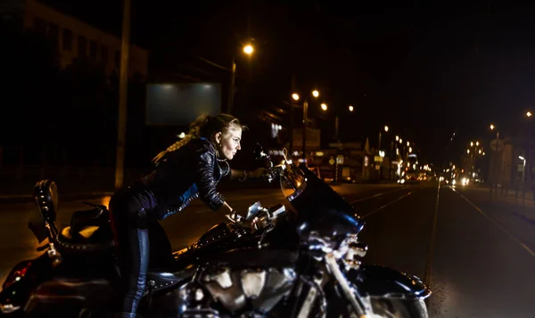 Meisje Rijden Een Motorfiets Door Straten — Stockfoto