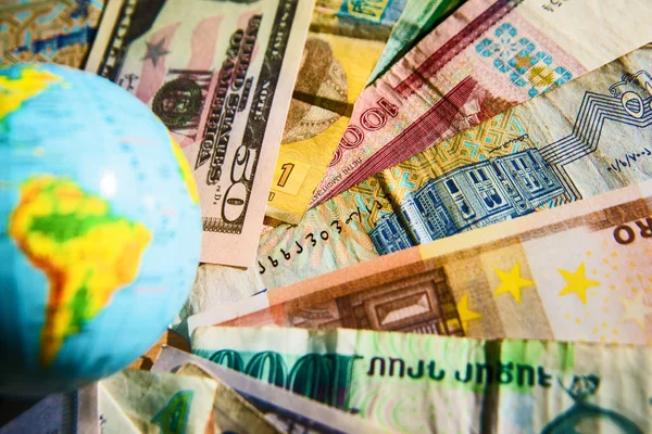 Globus Über Viele Banknoten Verschiedener Staaten Internationale Banknoten — Stockfoto