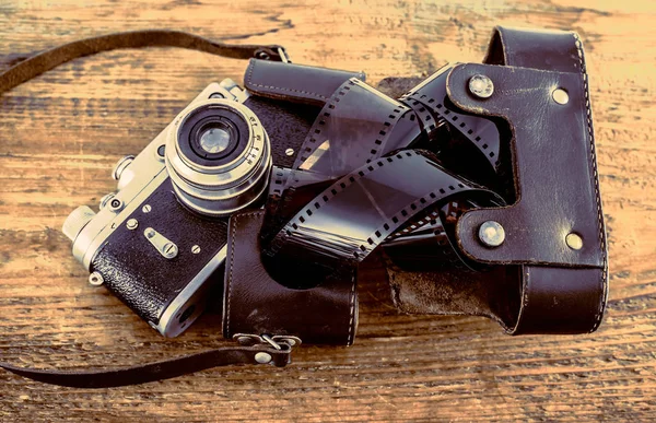 Старые Рулоны Фотопленки Ретро Камера Внутри Кожаной Коробки Деревянном Фоне — стоковое фото