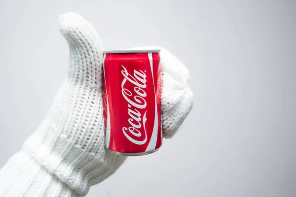 Moskova Rusya Aralık 2015 Kırmızı Soğuk Metal Kutu Coca Cola — Stok fotoğraf