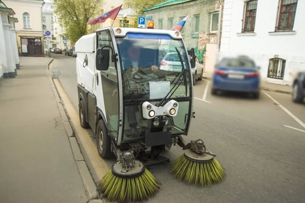 市政汽车清洁道路和人行道户外 莫斯科市 — 图库照片