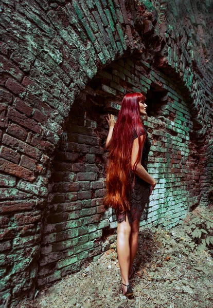 Kızıl Saçlı Kadın Siyah Lüks Yazlık Elbise Yeşil Eski Retro — Stok fotoğraf