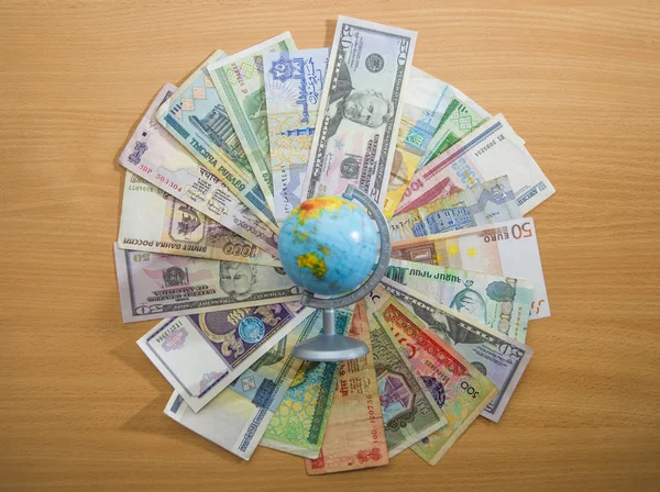 Globe Nad Mnoha Bank Bankovky Různých Států Mezinárodní Bankovky — Stock fotografie