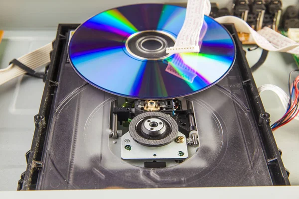 Dvd Rom ディスク ドライブのレーザーは 黒いユニットを開きます Dvd プレーヤーにディスク Instert — ストック写真