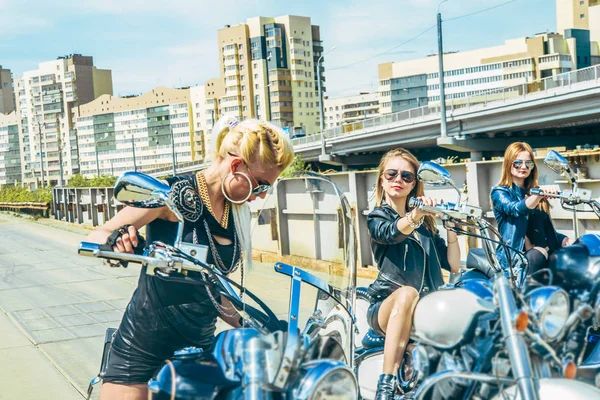 Three Young Girls Choppers Metal Bridge Background Blond Female — Stock Photo, Image