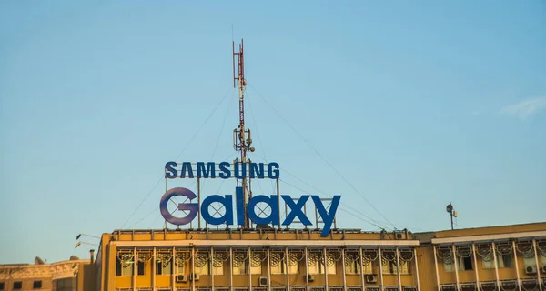 Ташкент Узбекистан Октября 2016 Рекламная Панель Samsung Galaxy Edge Над — стоковое фото