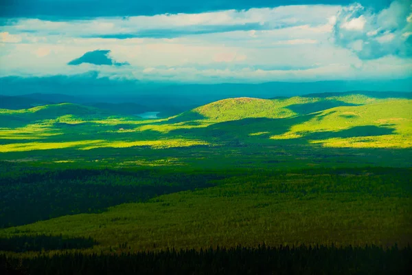Vista Panoramica Dopo Pioggia Sopra Montagne Lago Foresta Contro Cielo — Foto Stock
