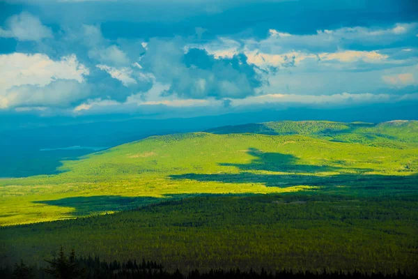 Malebný Pohled Dešti Nad Hory Jezera Lesa Proti Modrá Obloha — Stock fotografie