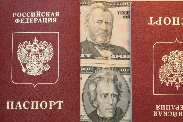 Ηπα Δολάρια Λογαριασμούς Και Κόκκινο Ρωσικά Διαβατήρια — Φωτογραφία Αρχείου