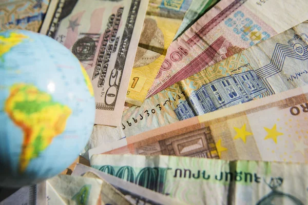 Globus Über Viele Banknoten Verschiedener Staaten Internationale Banknoten — Stockfoto