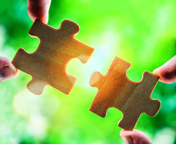 elleriyle yeşil arka plan üzerinde adet bulmaca