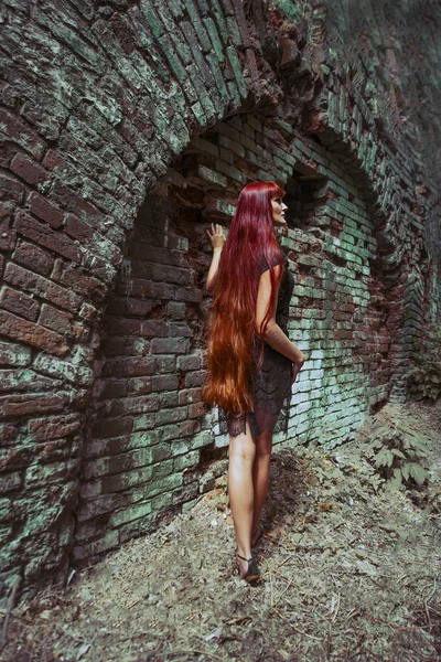 Kızıl Saçlı Kadın Siyah Lüks Yazlık Elbise Yeşil Eski Retro — Stok fotoğraf