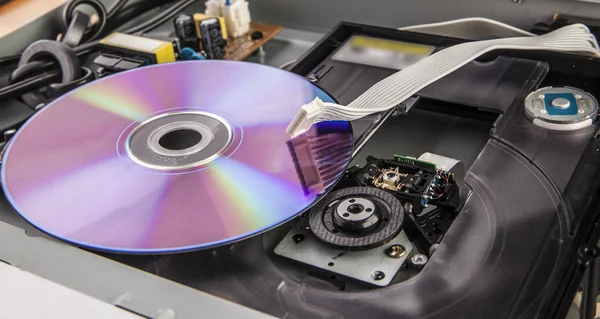 Dvd Rom ディスク ドライブのレーザーは 黒いユニットを開きます Dvd プレーヤーにディスク Instert — ストック写真