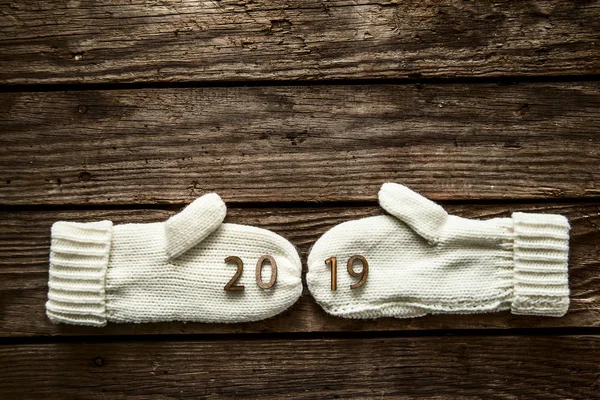 Szczęśliwego Nowego Roku Dziane Rękawice Drewnianymi Numer 2019 Tle Drewna — Zdjęcie stockowe