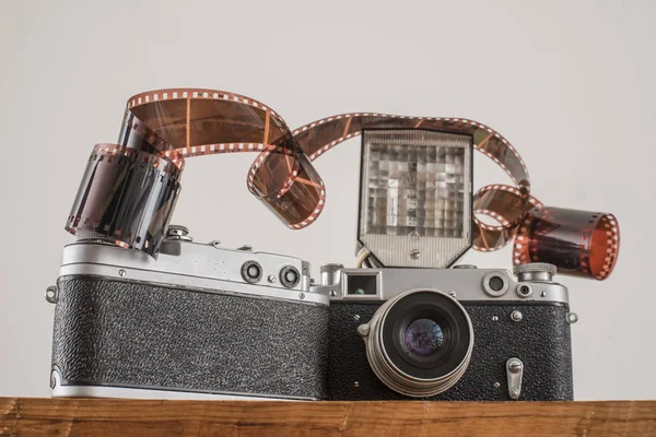 Gamla Foto Filmrulle Kassett Och Två Retro Kameror Med Blixt — Stockfoto