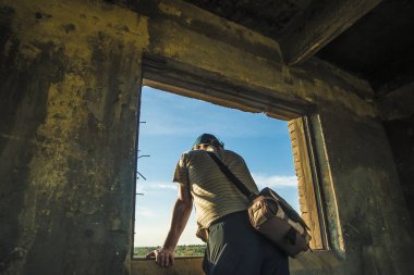 Adamın siluet mavi bulutlu gökyüzü yukarıda penceresinde.