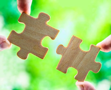 elleriyle yeşil arka plan üzerinde adet bulmaca