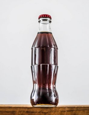 Moskova, Rusya - 08 Ekim 2014: beyaz zemin üzerine izole bir coca cola şişe cam.