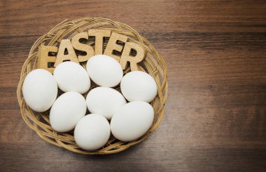 Paskalya sofra. yumurta ve ahşap masa arka plan Paskalya kelime. 