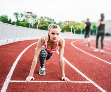 genç kadın koşucu bir parça için hazırlanıyor. Sportif kız