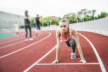 genç kadın koşucu bir parça için hazırlanıyor. Sportif kız