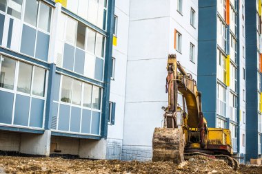 Evin arka planda çalışan Ekskavatör