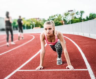 genç kadın koşucu bir parça için hazırlanıyor. Sportif kız