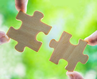 elleriyle yeşil arka plan üzerinde adet bulmaca