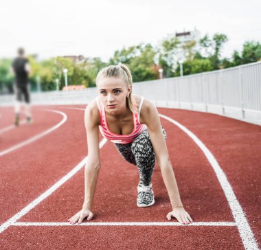 genç kadın koşucu bir parça için hazırlanıyor. Sportif kız