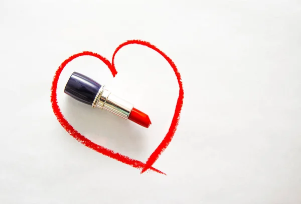 用红唇膏画的心 口红和红色心脏的形式的痕迹 情人节快乐的想法 — 图库照片