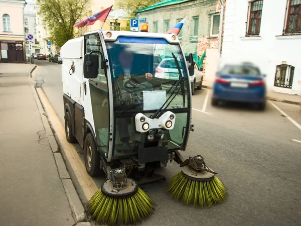 市政汽车清洁道路和人行道户外 莫斯科市 — 图库照片