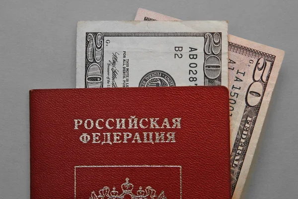 Notas Dólares Dos Eua Passaporte Russo Vermelho — Fotografia de Stock