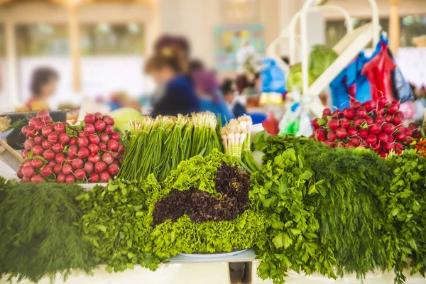 アジアの食品市場です新鮮な野菜 玉ねぎと棚の背景にディル — ストック写真