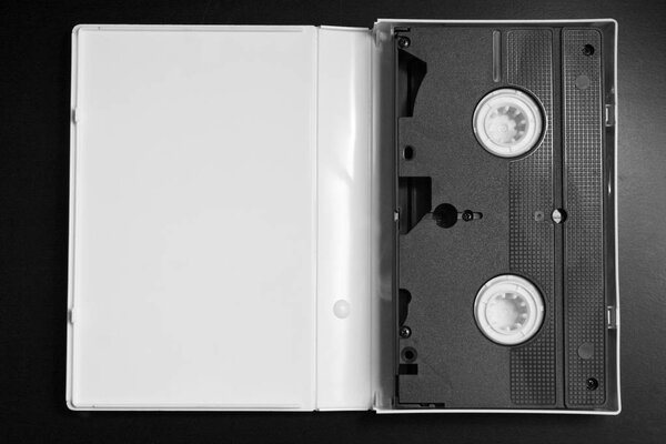 лента растрового видео в черно-красных цветах с прозрачной пластиковой упаковки коробки изолированы
 