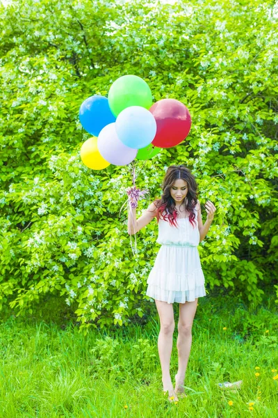 Porträt Eines Jungen Mädchens Das Bunte Luftballons Gegen Blühende Apfelbäume — Stockfoto