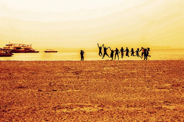 Team Groep Tiener Vrienden Springen Met Vreugde Vrijheid Bij Zonsopgang — Stockfoto