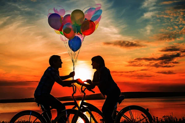 Dos Personas Una Cita Romántica Mirándose Pareja Joven Sentada Bicicletas —  Fotos de Stock