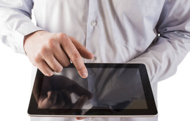 Siyah kullanarak adam tablet beyaz arka plan üzerinde. Taşınabilir bilgisayar.