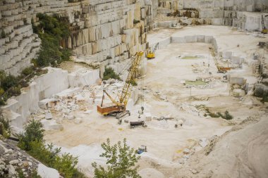 Granit veya beyaz mermer madencilik makineleri sarı. Ekskavatör çalışma.