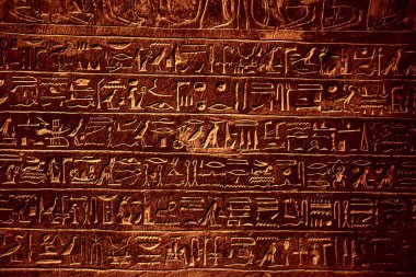 Vienna, Avusturya - Kasım 08,2017: Mısır tanrıları ve Firavunlar. Eski bir Mısır tapınağının dış duvardaki hiyeroglif oymalar