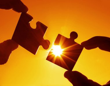 İki elinle gökyüzü arka plan ile adet bulmaca. 