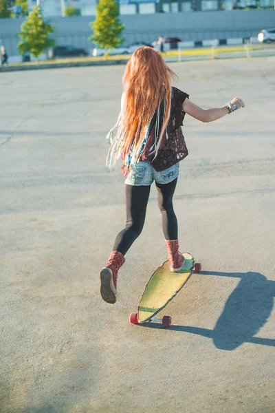 Achteraanzicht Vrouw Skateboard Volledige Lengte Van Roodharige Jonge Vrouw Skateboarden — Stockfoto