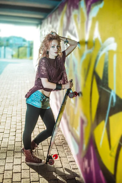 Porträtt Tonåring Flicka Med Långa Skate Board Stående Mot Vägg — Stockfoto