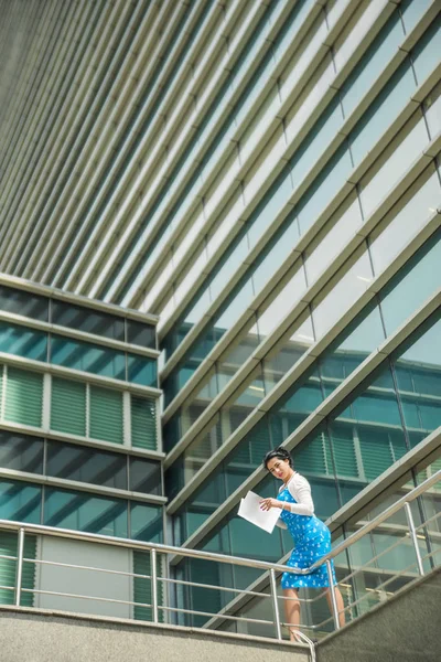 Χαρούμενος Νεαρός Επιχειρηματίας Στο Κέντρο Της Πόλης Στέκεται Ενάντια Κτίριο — Φωτογραφία Αρχείου