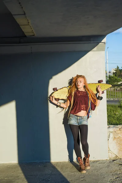 Porträtt Tonåring Flicka Med Långa Skate Board Stående Mot Grå — Stockfoto