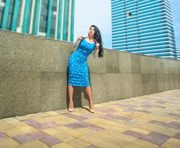 Mooie Aziatische Jonge Vrouw Draagt Sexy Blauwe Jurk Wandelen Stad — Stockfoto